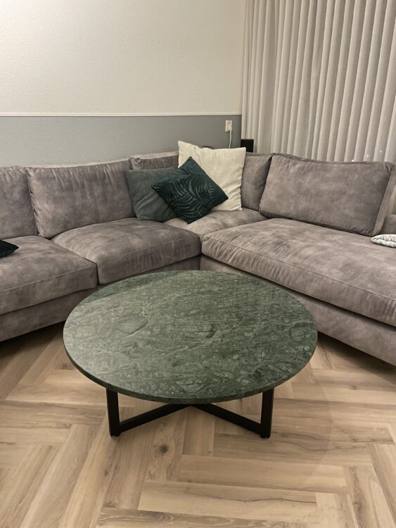 Uitgebried assortiment van marmeren tafels met luxe uitstraling